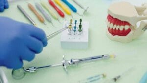Kompozitler diş tedavilerinde sıkça kullanılan dental malzemeler arasında yer almaktadır.