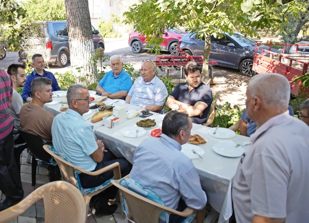 Akhisar Belediye Başkanı Ekrem Kayserili, Medar Mahallesi sakinleriyle kahvaltıda bir