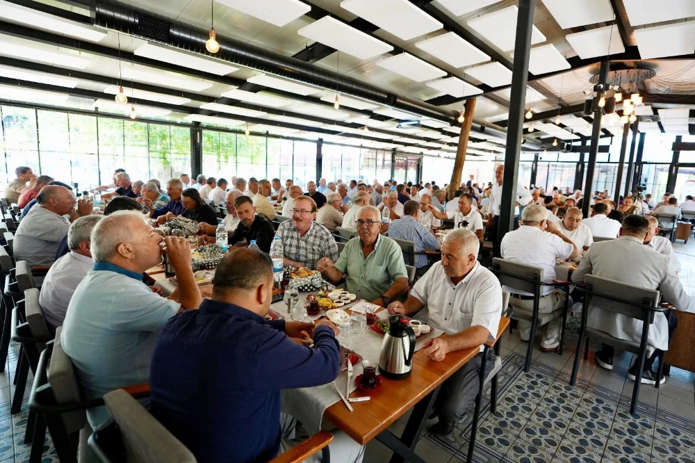 Manisa Büyükşehir Belediye Başkanı Besim Dutlulu, Akhisar’da mahalle muhtarlarıyla bir