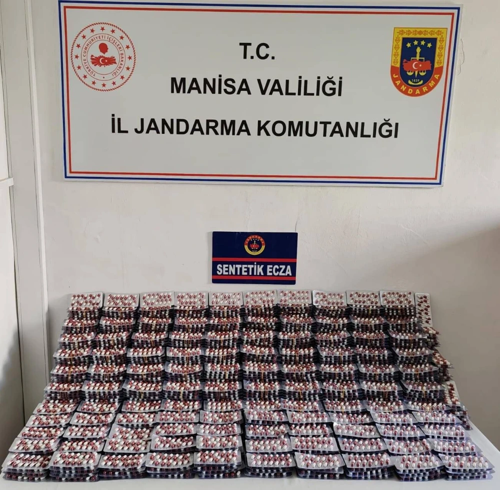 Manisa’da 30 Bin Adet Sentetik Hap Ele Geçirildi Manisa’da düzenlenen operasyonda 30 bini aşkın sentetik hap ele geçirilirken,