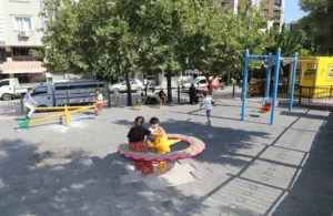 Kocatepe Mahallesi’nde yıpranan oyun grubu yenilenerek çocuklara güvenli ve modern