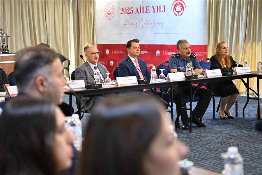 Manisa’da Geçici Koruyucu Aile Modeli Tanıtıldı UNICEF iş birliğiyle yürütülen projede, çocukların güvenli ortamda yetişmesi için