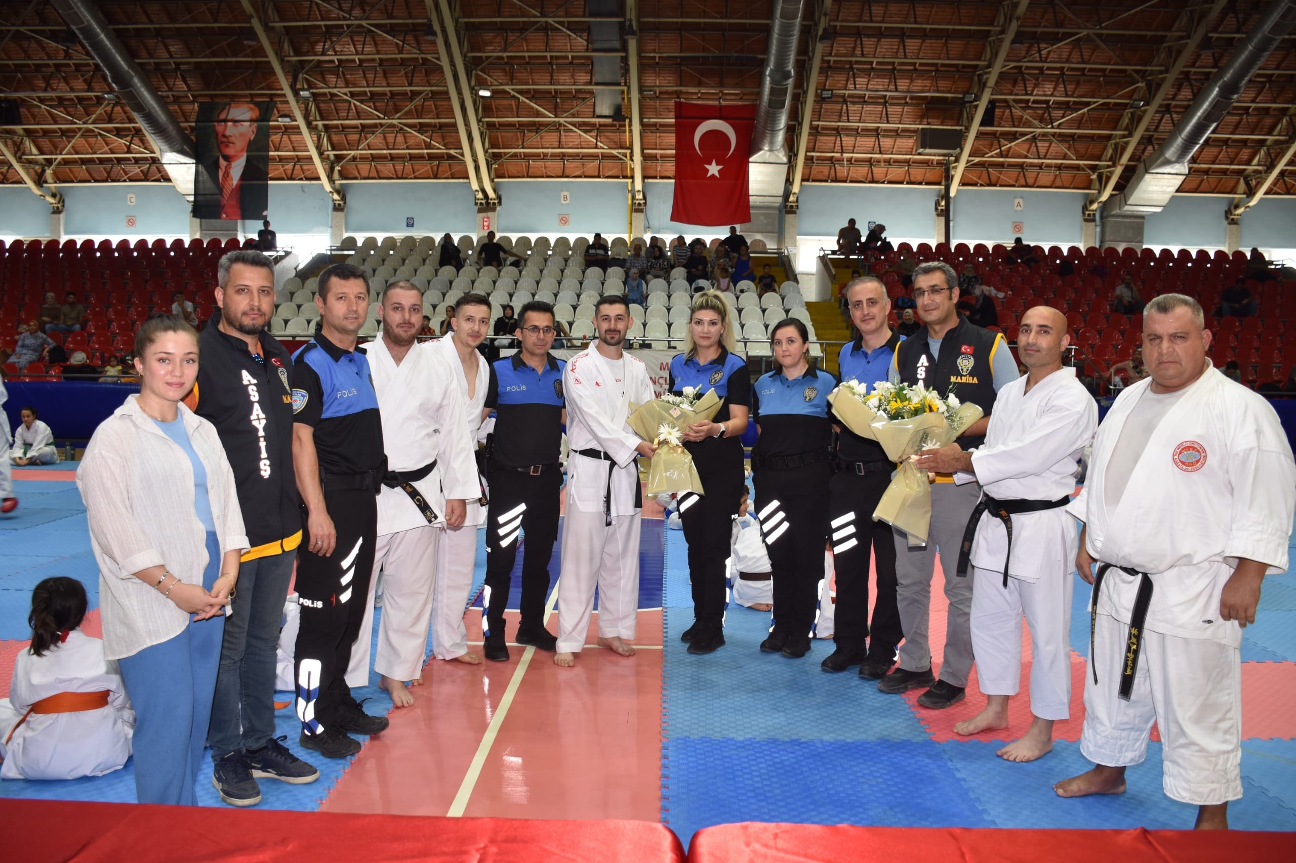Manisa Emniyeti, sporu çocuklara sevdirmek için tatamiye çıktıManisa İl Emniyet