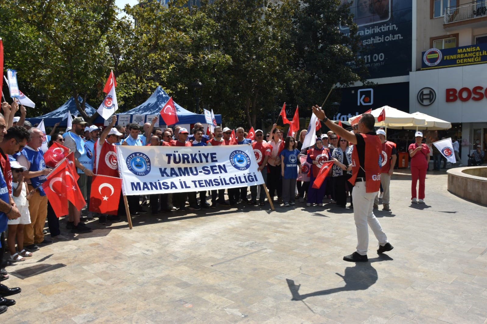 Sendikalar Bugün Manisa’da İş Bırakma Eylemi Gerçekleştirdi Türkiye Kamu-Sen’e bağlı sendikalar, bugün Manisa’da bir günlük iş bırakma