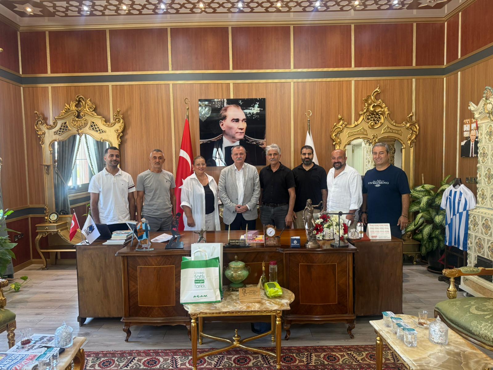 Manisa Kantinciler Derneği yönetim kurulu üyeleri, Yunusemre Belediye Başkanı Semih