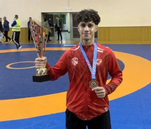 Yunusemre Belediyespor’un 17 yaşındaki milli sporcusu Kadir Kadiroğlu, Romanya’da düzenlenen