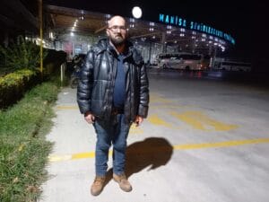 Manisa’da aylardır otogarda yatmak zorunda kalan işsiz gazeteci Doğan Güneş’in