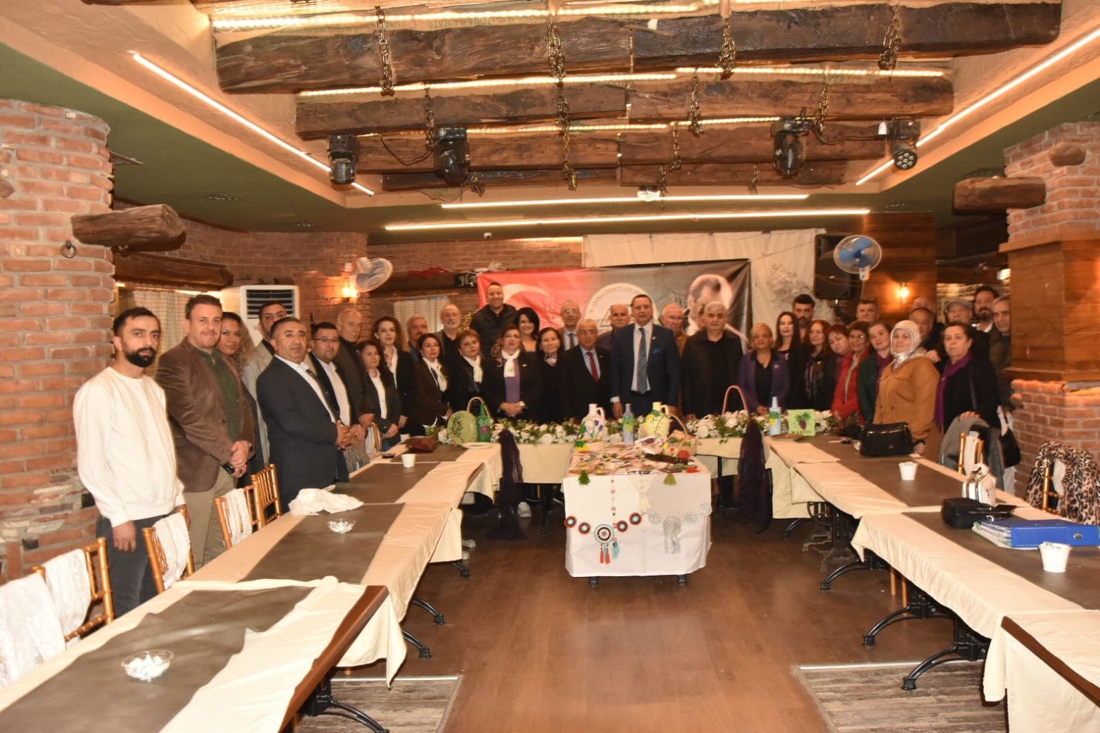 Manisa Dostlar Meclisi’nin bu haftaki toplantısı, iki oturum halinde gerçekleştirildi.