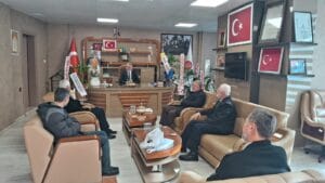 Saadet Partisi Soma İlçe Başkanı Mustafa Eren ve yönetimi, ilçeye