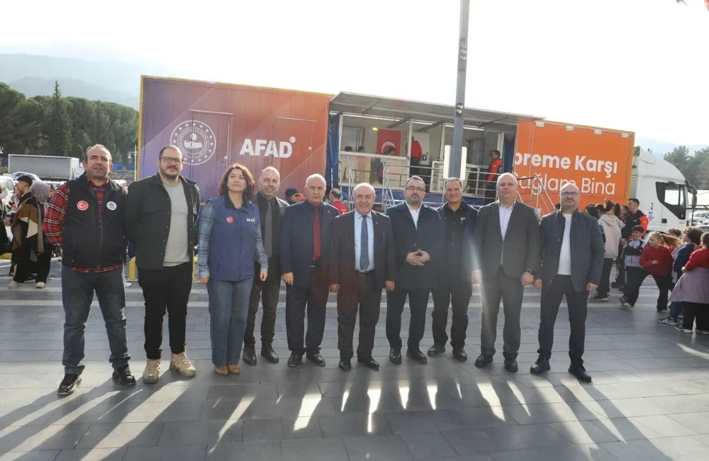 Deprem simülasyon tırı Manisa’da eğitime başladı Manisa’da deprem farkındalığını artırmak için hazırlanan AFAD deprem simülasyon tırı,