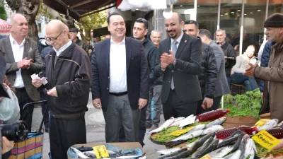 Manisa Büyükşehir Belediye Başkanı Besim Dutlulu, Karaköy Pazaryeri’ni ziyaret ederek