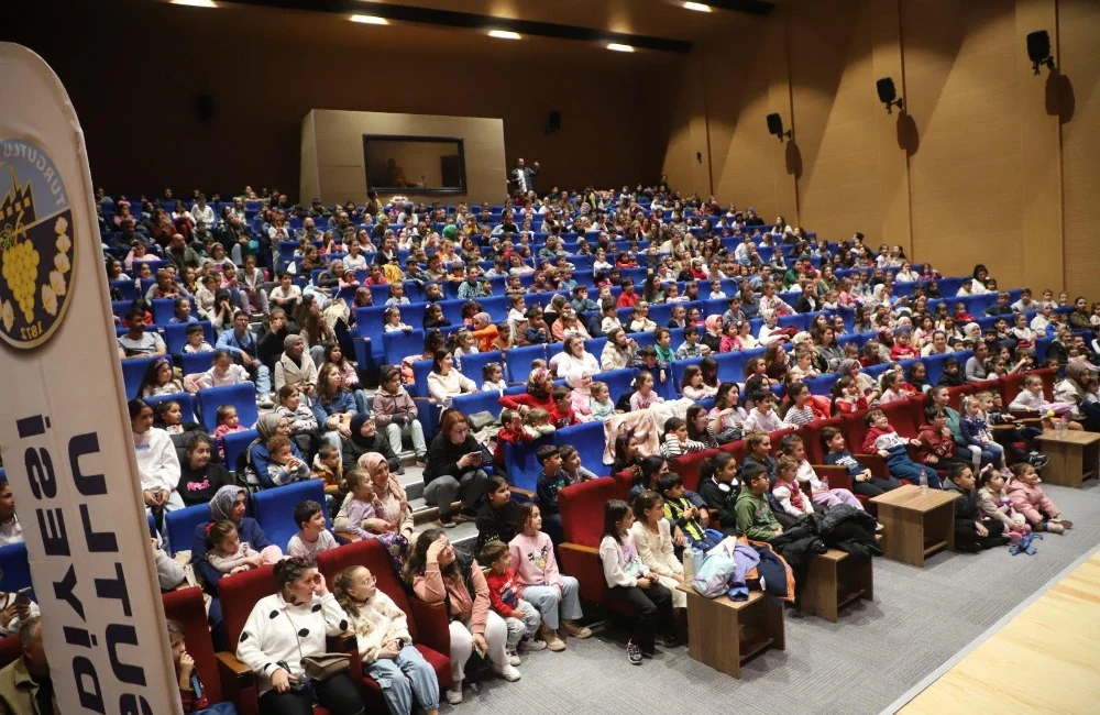 Turgutlu Belediyesi ve Manisa Büyükşehir Belediyesi iş birliğiyle sahnelenen müzikli