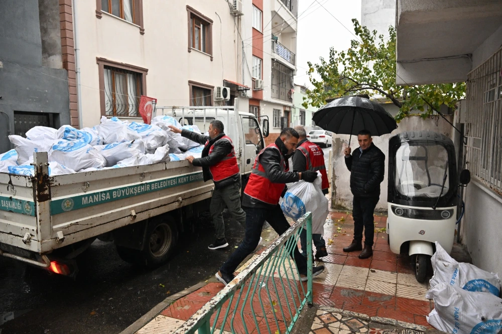 Manisa Büyükşehir Belediyesi, kış mevsimiyle birlikte ihtiyaç sahibi vatandaşlara yakacak