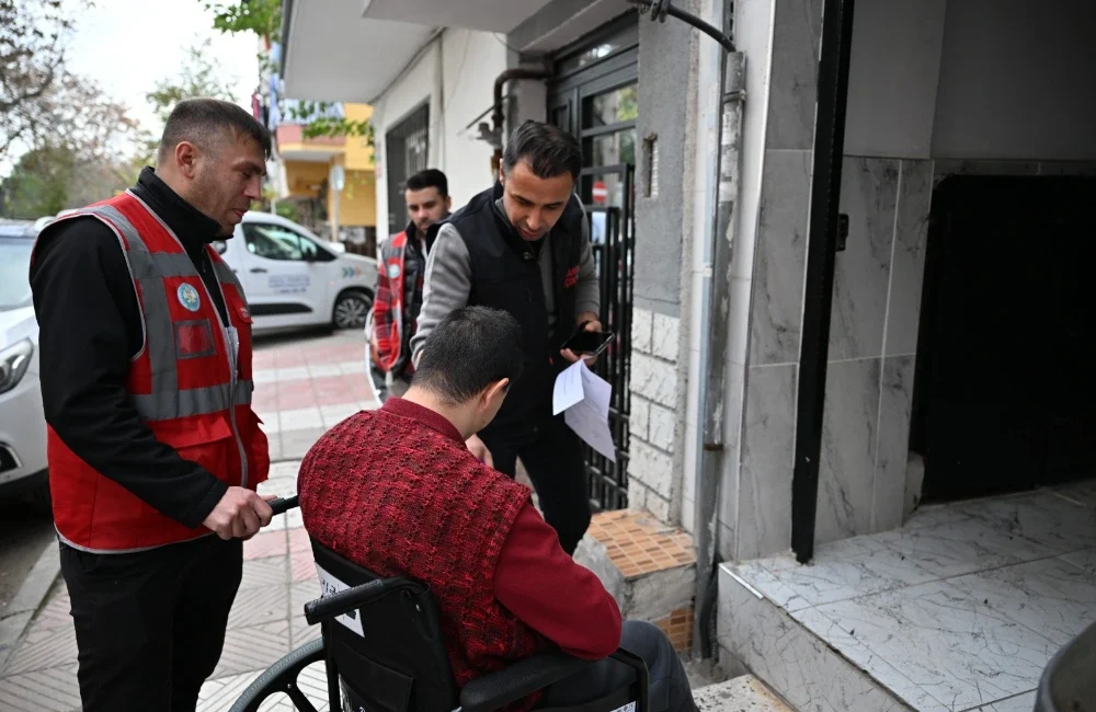 Manisa Büyükşehir Belediyesi, engelli vatandaşlara hasta yatağından tekerlekli sandalyeye uzanan