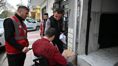 Manisa Büyükşehir Belediyesi, engelli vatandaşlara hasta yatağından tekerlekli sandalyeye uzanan