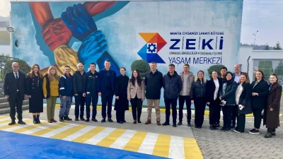 Manisa OSB ZEKİ Yaşam Merkezi’nin gençleri, pasta kesimi, müzik ve