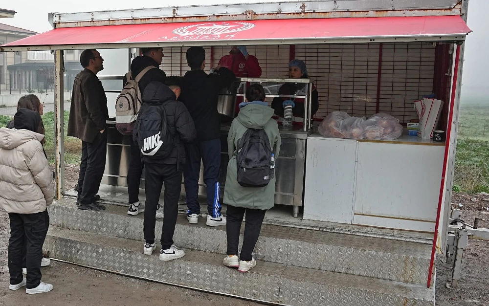Akhisar Belediyesi, “Günaydın Çorbası” uygulamasıyla okul yoluna çıkan öğrencilere sıcak