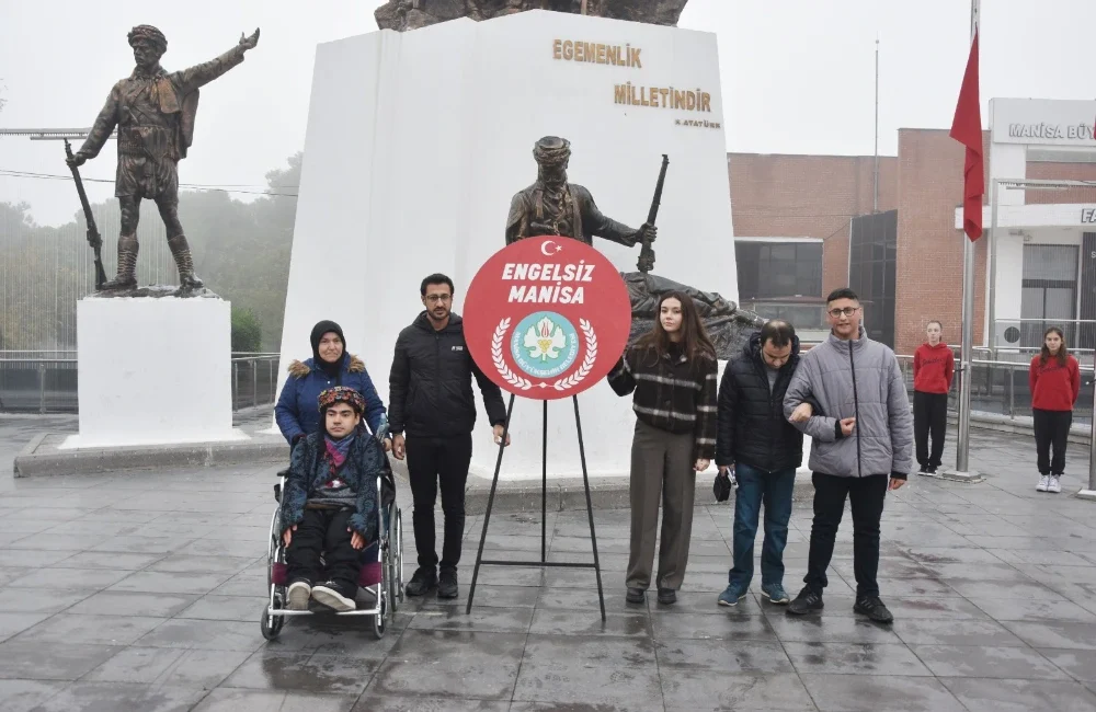 Manisa’da 3 Aralık Dünya Engelliler Günü dolayısıyla Cumhuriyet Meydanı’nda düzenlenen