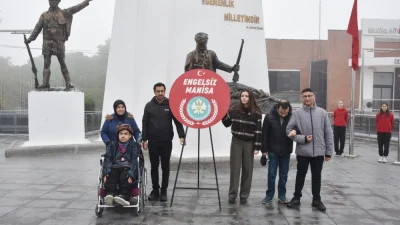 Manisa’da 3 Aralık Dünya Engelliler Günü dolayısıyla Cumhuriyet Meydanı’nda düzenlenen