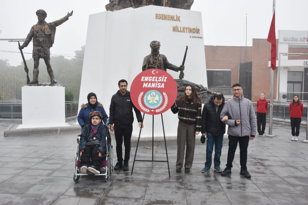Manisa’da 3 Aralık Dünya Engelliler Günü dolayısıyla Cumhuriyet Meydanı’nda düzenlenen