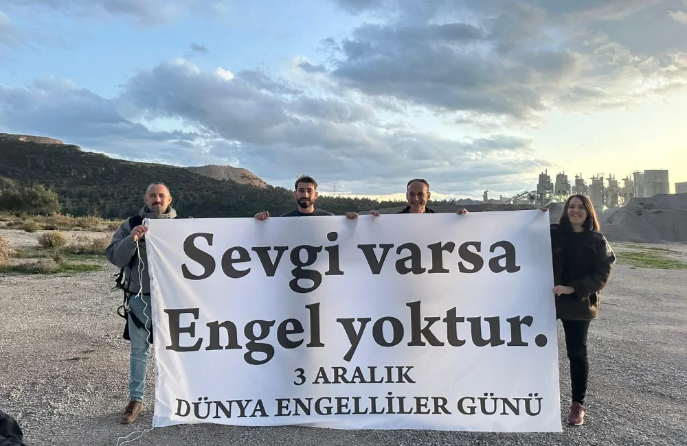 Soma’da Dünya Engelliler Günü için farkındalık uçuşu Manisa’nın Soma ilçesinde 3 Aralık Dünya Engelliler Günü dolayısıyla düzenlenen