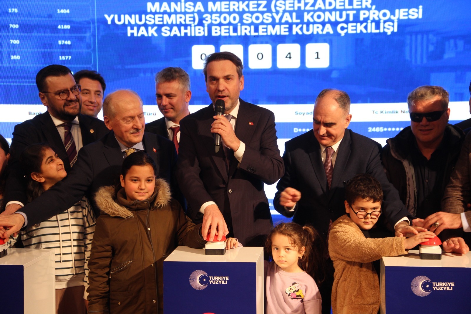 Manisa’da Cumhuriyet tarihinin en büyük sosyal konut hamlesi kapsamında inşa