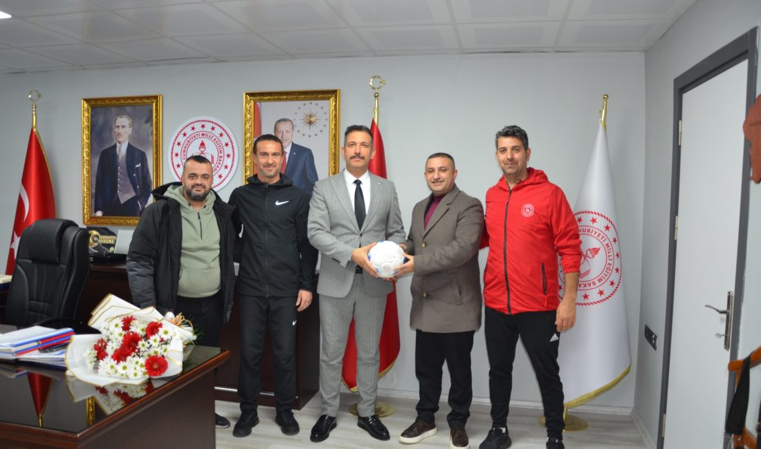 Manisa Amatör Kulüpler Birliği Başkanı Mehmet Salih Pektaş ve yönetim