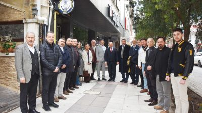 Manisa Dostlar Meclisi Dönem Başkanı Cihan Canuyar, yönetim kurulu üyeleriyle
