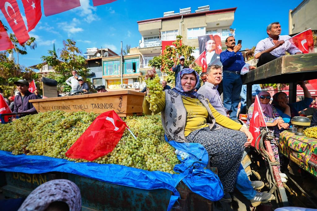 Özgür Özel'den Üzüm Üreticisine Söz: "İktidar Olunca Hepsini Yapacağız" 2 Özgür Özel'den Üzüm Üreticisine Söz: "İktidar Olunca Hepsini Yapacağız"