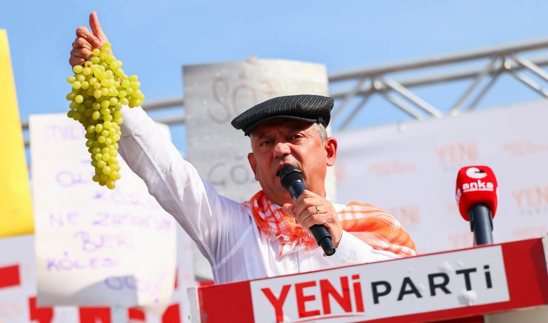 Özgür Özel’den Üzüm Üreticisine Söz: “İktidar Olunca Hepsini Yapacağız” YENİ Parti Genel Başkanı Özgür Özel, Manisa’nın Sarıgöl ilçesinde üzüm