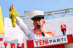 YENİ Parti Genel Başkanı Özgür Özel, Manisa’nın Sarıgöl ilçesinde üzüm