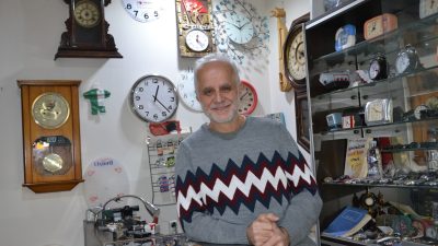 Manisa'da 12 yaşında çırak olarak başladığı saatçilik mesleğinde 45 yılı