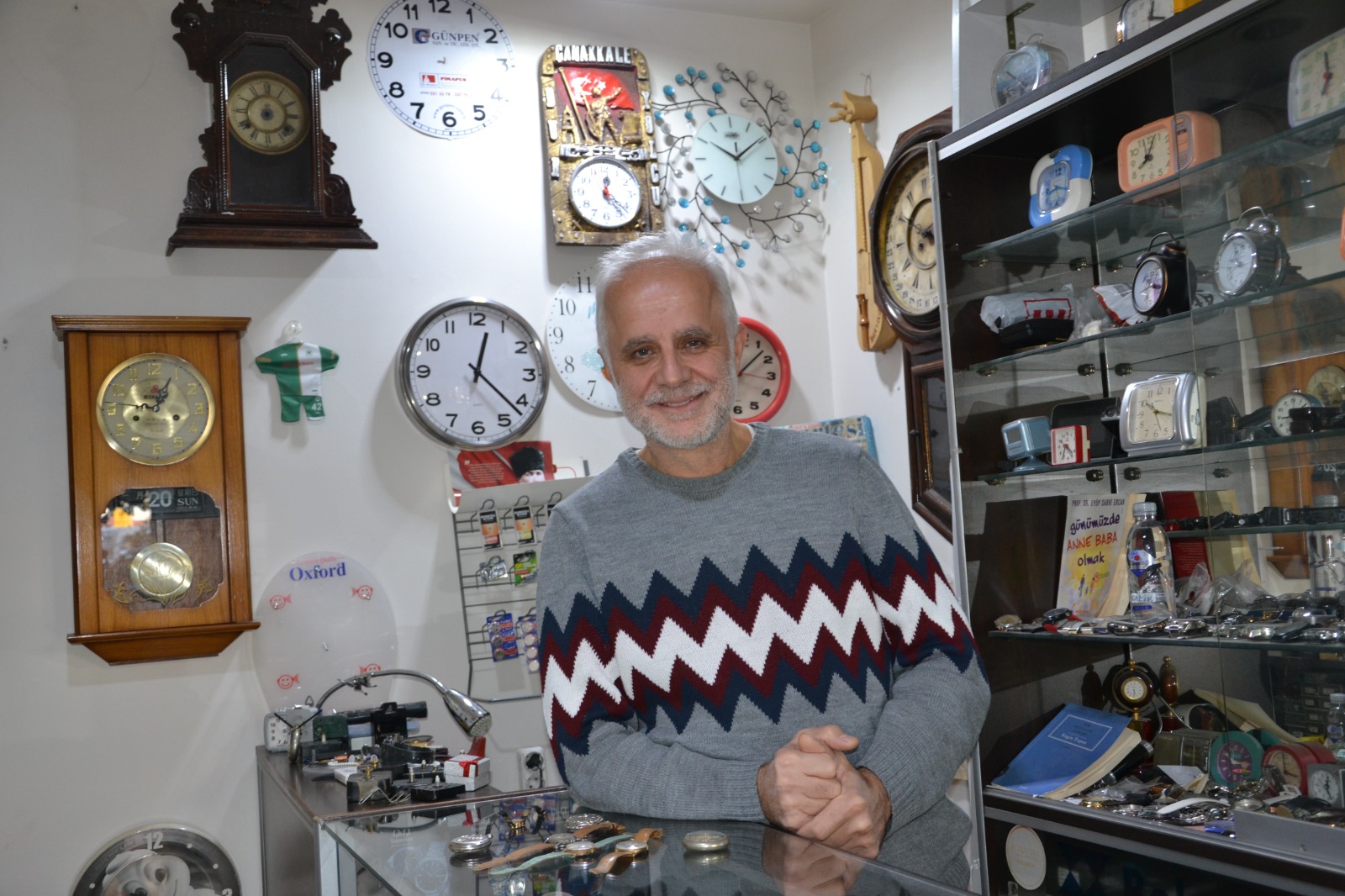 Manisa'da 12 yaşında çırak olarak başladığı saatçilik mesleğinde 45 yılı